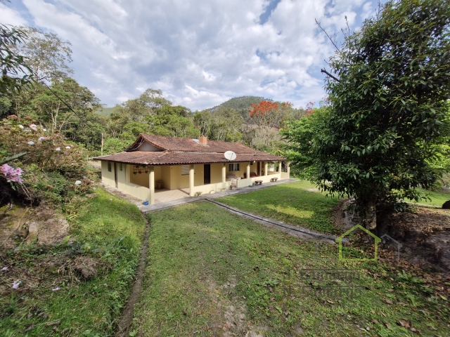 🌿 Casa Sede em Meio à Natureza — Conforto e Estrutura em um Só Lugar